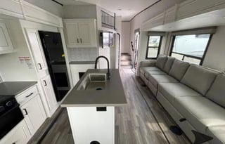 NEW 5TH WHEEL CAMPER WITH ROOM FOR EVERYONE!