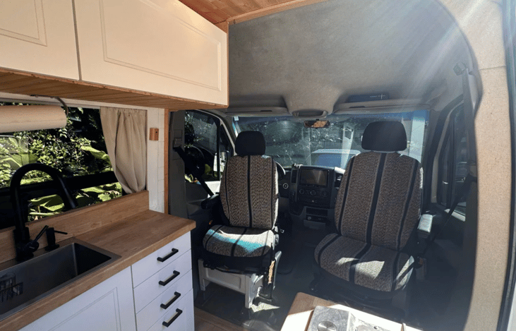 Both front seats swivel