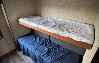 Luxury Bunkhouse Camper – Pet & Family Friendly