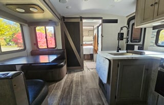 21 Outback Ultra Lite-Half ton / Pet Friendly