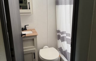 Luxury & Comfort 5th Wheel– Perfect for Adventures