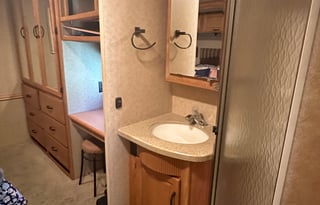 2008 Winnebago Adventurer 33C