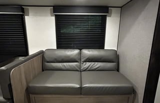 26' w/ Private Queen Suite & Bunks - Delivery only