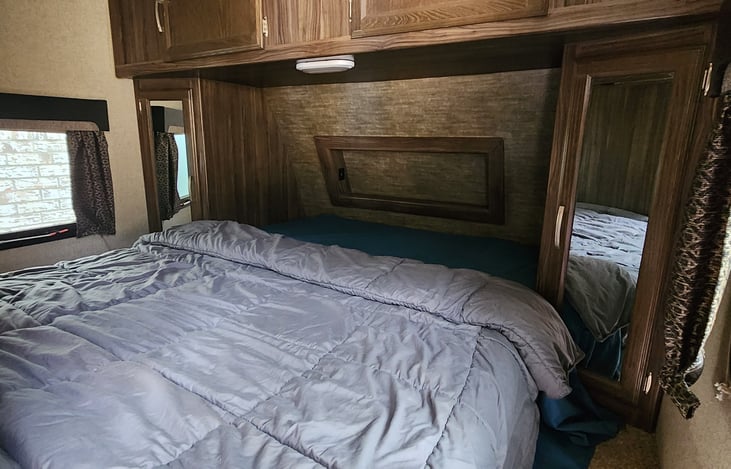 Bedroom: Queen Bed