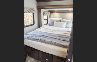 2021 27' RV with 3 Slides