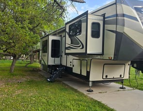 Forest River RV Sandpiper 391FLRB