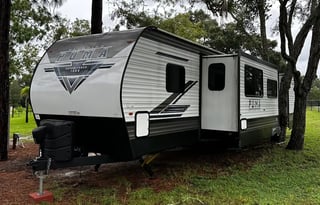 SLEEPS 9 100 weekday special, HUGE Temp housing