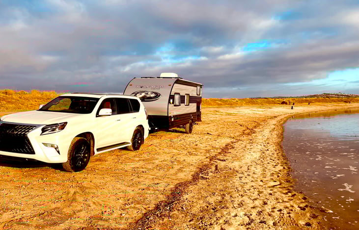 🧡 This travel trailer sleeps 5 and is available for your trips to all campgrounds and national parks in South California.