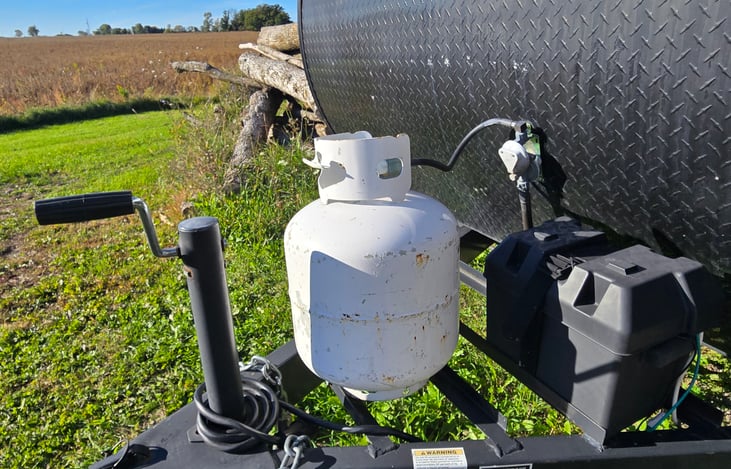 Manual tongue jack, 1 - 20lb propane tank, 1 - 12V battery