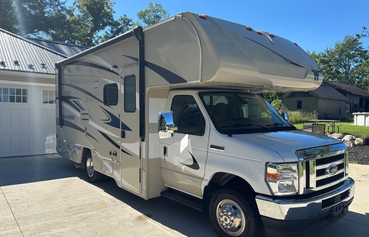 2021 Minnie Winnie with electric awning.