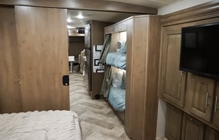 Enzo: New, Kid friendly, 2 full bath, washer/dryer