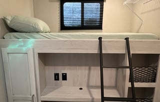 **Campy the SUPER COOL pet friendly 5th Wheel**