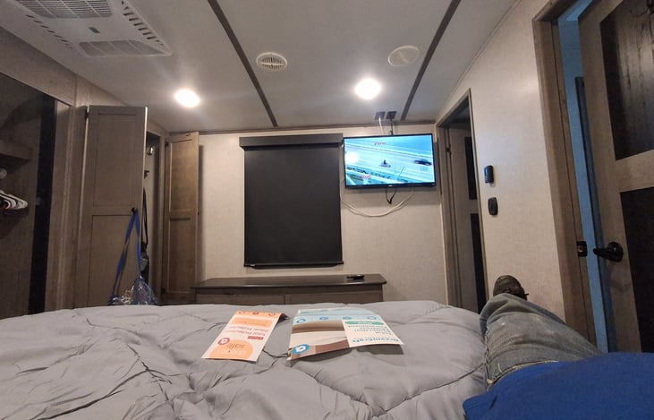 Relax in bed watching the fully adjustable 32 inch smart TV 4k.
