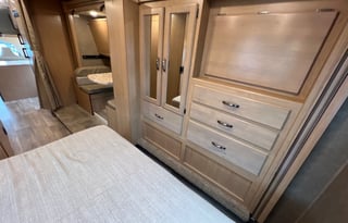 30' Thor 10 Sleeper w Bunks 2 SlideOut Rooms WiFi