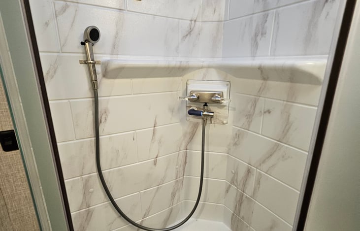 While hooked up to a full-service site, do not worry about running out of hot water! This unit has a tankless water heater.