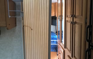2005 28ft Toy Hauler Large Garage Pets ok free gen