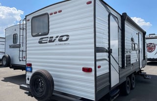 Lightweight Bunkhouse with Spacious Living