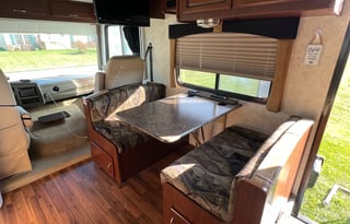 Adventure-Ready Bunkhouse RV – Sleeps 8
