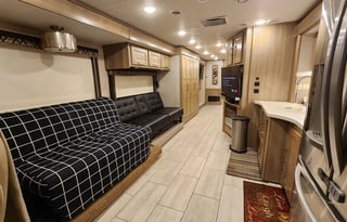 Class A Diesel Pusher bunkhouse w/ 2 full baths