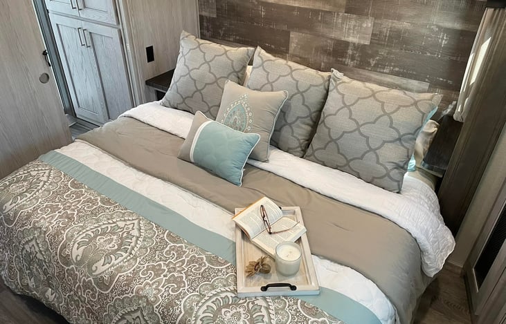 King size bed... lots of room!