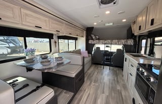 C-1 "Dragonfly" Luxury Class-C Camping!! Sleeps 7