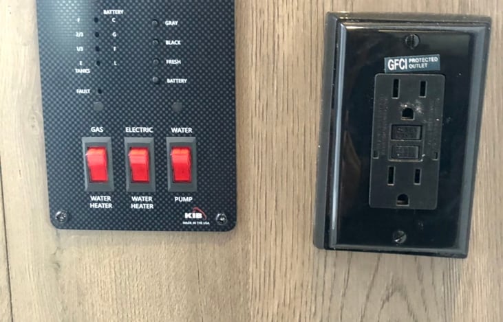 Easily see levels of all the systems (black water, gray water, fresh water, and battery)