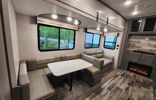 Spacious RV for 8 | Bunkhouse + 1.5 Baths