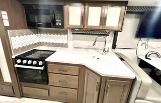 Get Out of Town 2022 Thor Windsport 34J