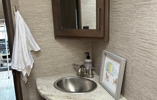 2025 Thor Freedom Elite - Home-like amenities!