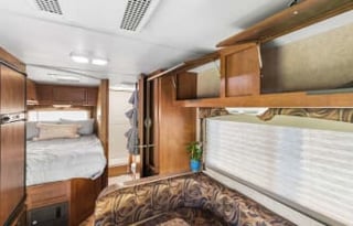 Easy to Drive Comfy RV Rental