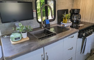 2025 ready- Winnebago - Fits 6, Tows Easy!