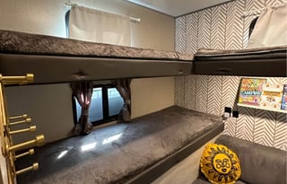 SPACIOUS FAMILY RV W/ ROOM FOR 10!