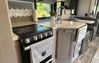 2022 Thor Hurricane - Your Luxury Rolling Retreat