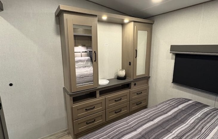 Plenty of space to tuck away your clothes and essentials - the bedroom wardrobe keeps you organized while on the road.