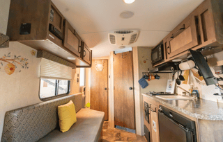 Cozy Couple - Sleeps 2 - Fully Stocked - EZ Tow