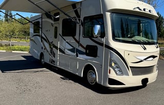 2016 Thor Motor Coach ACE 29.2 - SLEEPS 8