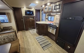 35' Cherokee Sleeps 12 with TRIPLE slide out! HUGE