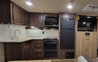 Large Shower☆Outdoor kitchen☆Slide out☆ BUNKS