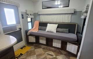 The Brownie NEWLY RENOVATED Sleeps 6 Must See !