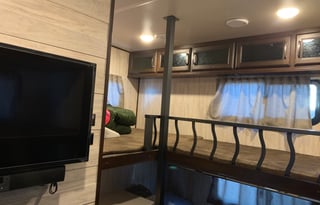 * 5th WHEEL BUNKHOUSE*