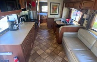 Make great memories in our Roomy Thor Chateau 31L!