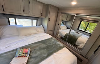 2025 33ft Coachmen 31MB - Sleeps 8