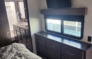 2020 Forest River 5th wheel with washer and dryer