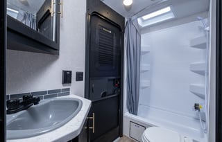 Cousin Kyle The Handsome 32ft Easy Tow Glamper