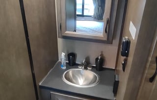 S.U.M.P.Vee v8  24' Class C small but spacious