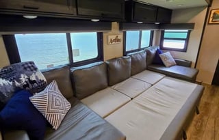 The Easy Living Retreat | Spacious RV + 1.5 Bath
