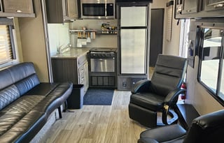 Genesis supreme toy hauler 27fs ( 32' overall )