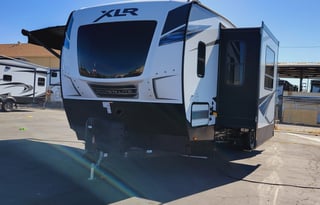 The Lakeside Lodge 35ft Toy Hauler XLR Hyperlite