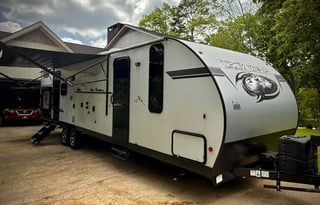 Luxury Black Label RV Sleeps 9 - Outdoor Kitchen
