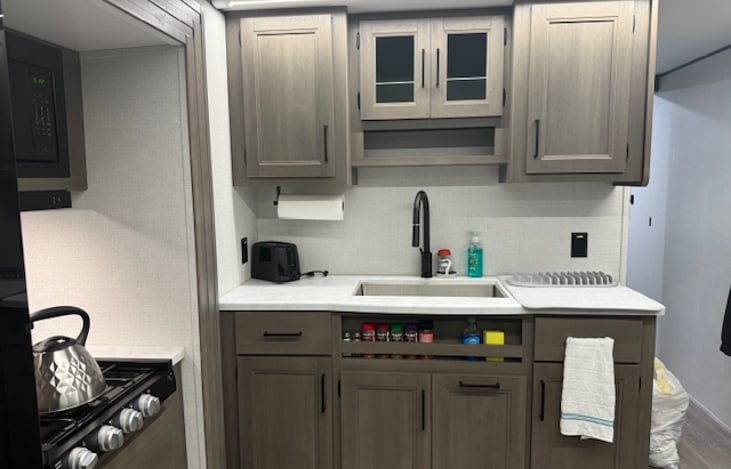 Lots of storage space, full inventory of kitchen items to make your stay comfortable. If you want to be sure it's included just ask :)